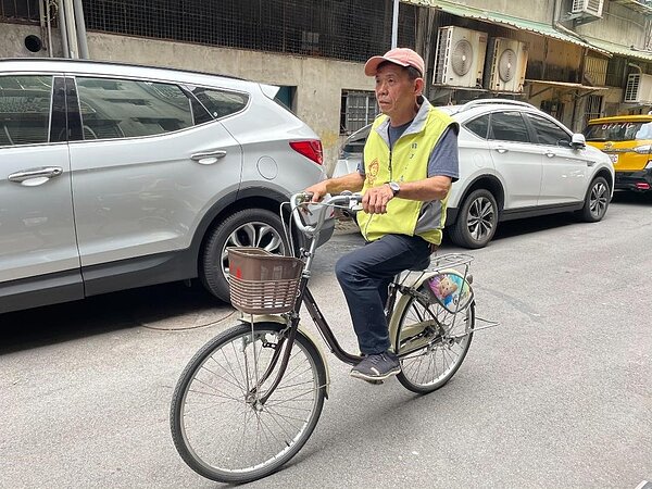 蕭進德騎上腳踏車，巡到平安為止。圖／曾美惠攝