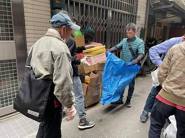 「幸福有理」資源回收，里民換取垃圾袋。圖／曾美惠攝