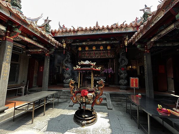 新北蘆洲保和宮列為新北市定古蹟,近期修復工程將完成,不過廟方欲增設無障礙坡道、消防緩降梯等,今由文化局、消防局等單位前往現勘。記者王敏旭/攝影