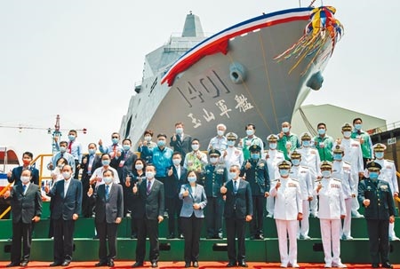 蔡英文總統（前排中）13日在台船公司，主持海軍新型兩棲船塢運輸艦「玉山艦」命名暨下水典禮。這是蔡總統近半年第4度主持艦艇活動。（郭吉銓攝）