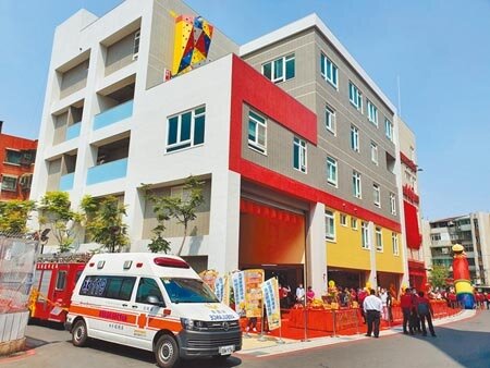 新北市長侯友宜13日上午10時許,出席新北市消防局第七救災救護大隊、中和中隊新建辦公大樓落成典禮;圖為新建大樓外觀。圖/葉書宏攝