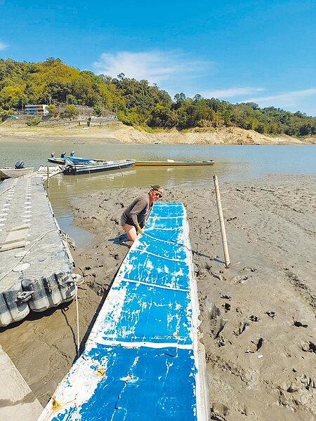 薑母島水位下降出入困難，居民得自搭浮筒、木板助舢舨出入。（呂學賢提供／呂筱蟬桃園傳真）