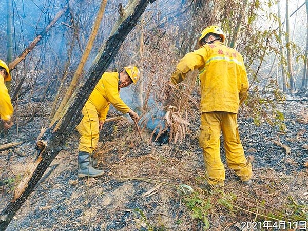 魚池國中旁林地火災,救火隊開闢防火線並處理殘火。(南投林管處提供/廖志晃南投傳真)