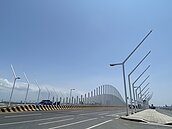 台南本淵橋5月完工　採用鈉燈挨批