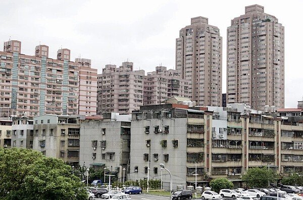 北市都更與危老業務繁重,人力不足推動緩慢,台北市議會體恤市府同仁,要求市府給予津貼,不過明明市府能自行執行的事務,卻還得事事問中央,惹毛議員。圖/聯合報系資料照