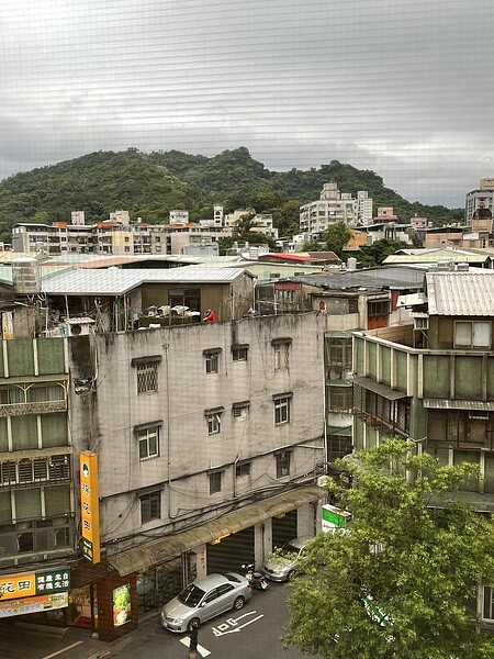 信義區驚見民眾在頂樓養蜂。圖／取自臉書社團《信義三兩事》