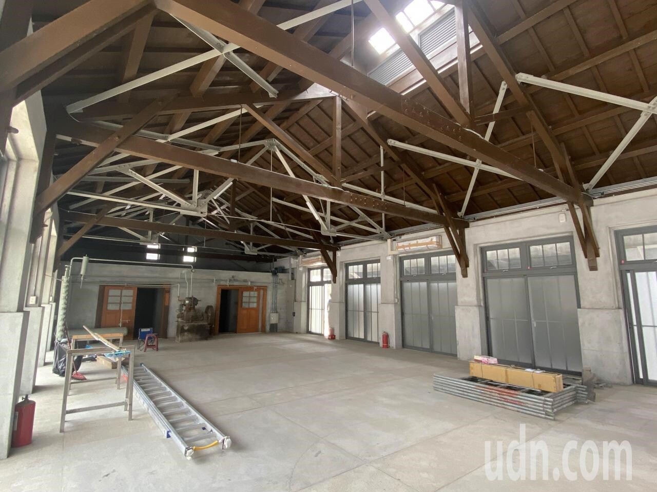 台南市長黃偉哲上午前往市定古蹟西市場視察整修後狀況,圖為香蕉倉庫。記者修瑞瑩/攝影