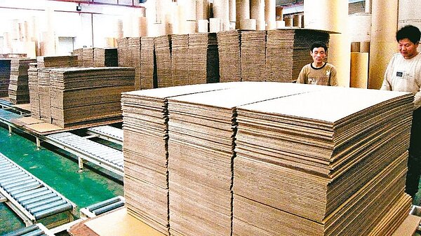 受到新冠肺炎影響,包括國際紙漿價格、運輸成本都節節攀升,日前農委會已證實農用紙箱供不應求的情況。圖/聯合報系資料照