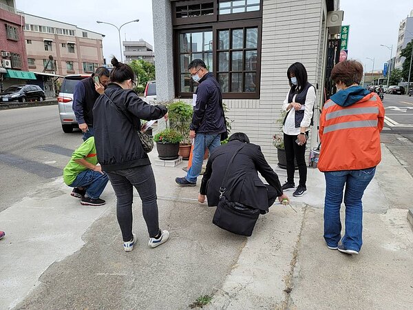 苗栗縣竹南鎮大埔「張藥房」去年已原地重建,但屋主彭秀春對路口交通及行人安全有高度疑慮,全案移交公路總局上午並辦理會勘。圖/公路總局提供