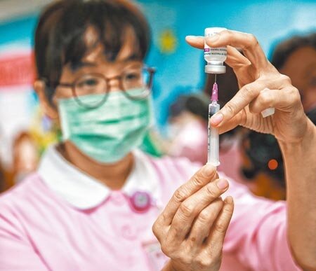 中央流行疫情指揮中心昨天宣布，21日起開放民眾預約自費接種AZ新冠疫苗。圖為醫護人員準備AZ疫苗接種。（陳信翰攝）
