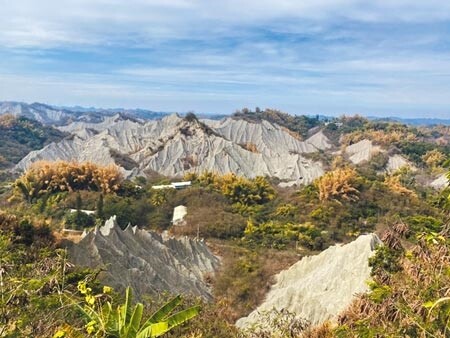 擁有珍稀泥岩惡地的台南市龍崎工業區，經台南市政府「自然地景及自然紀念物審議會」通過指定為自然保留區及地質公園。（曹婷婷攝）