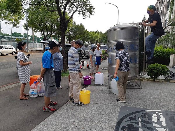 楠梓、橋頭新市鎮一帶管線末端地區,14日竟無水可用,大樓居民只好到自來水公司提供的臨時供水站排隊取水。圖/讀者提供