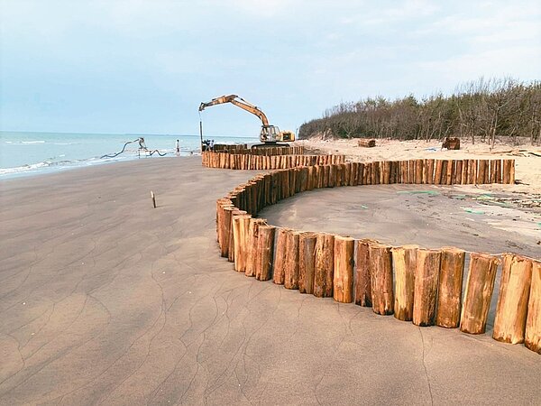台江國家公園管理處在台南七股潟湖網仔寮汕海岸打椿固沙。圖/台江國家公園管理處提供