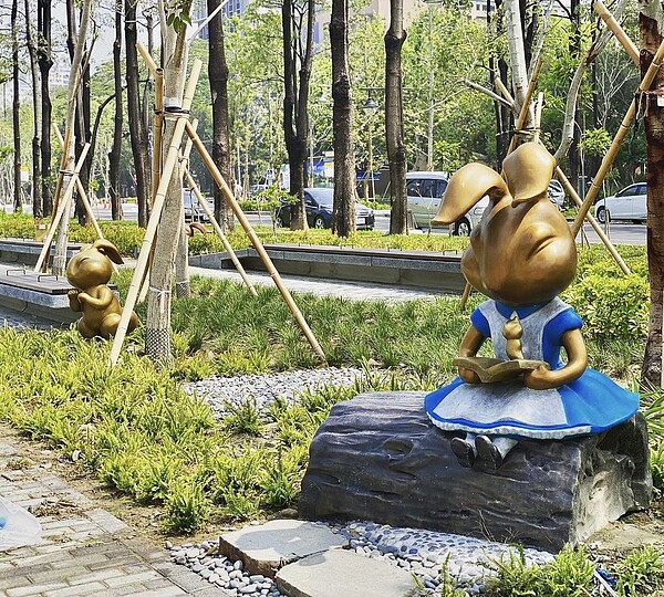 綠川興大段的裝置藝術作品「愛麗絲兔之夢」,成為特色景觀。圖/記者宋健生攝影
