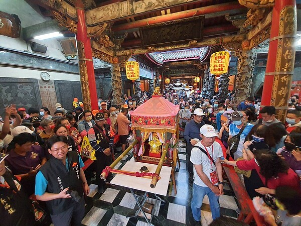 不少信眾得知白沙屯媽祖14日晚間駐駕西螺廣福宮,湧進廟內參拜,廟前廣場滿是人潮,擠得水洩不通。圖/翻攝自西螺廣福宮老大媽粉絲專頁