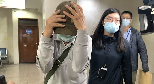 北市建管處收賄案,科員王德全(圖左)、裕泰坤總經理王勁中等人,送辦後交保。記者張宏業/攝影