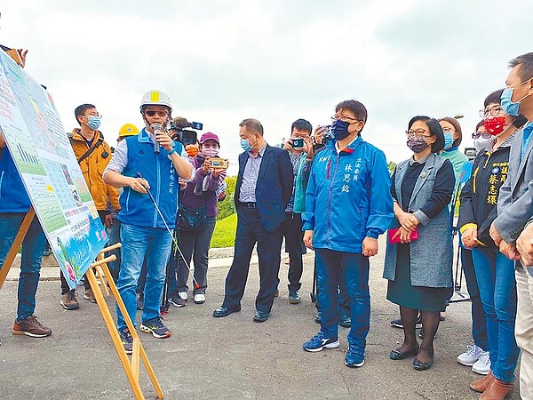 立法院內政委員會14日前往竹北水資源中心視察,了解現行回收水、再生水處理狀況。(莊旻靜攝)