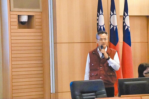 新北市府推動2030新願景工程,工務局長詹榮鋒14日在市政會議以「NEW轉城市『5 Go力』城市翻轉」為題專題報告。(許哲瑗攝)