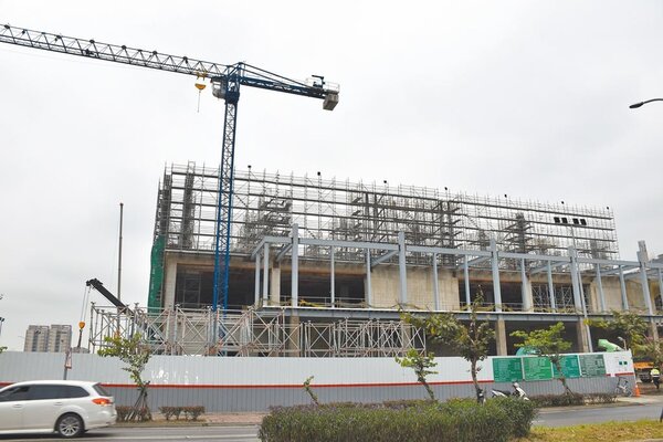 台積電竹南先進封測廠建廠進度達7成，預計將在今年10月完工。（謝明俊攝）