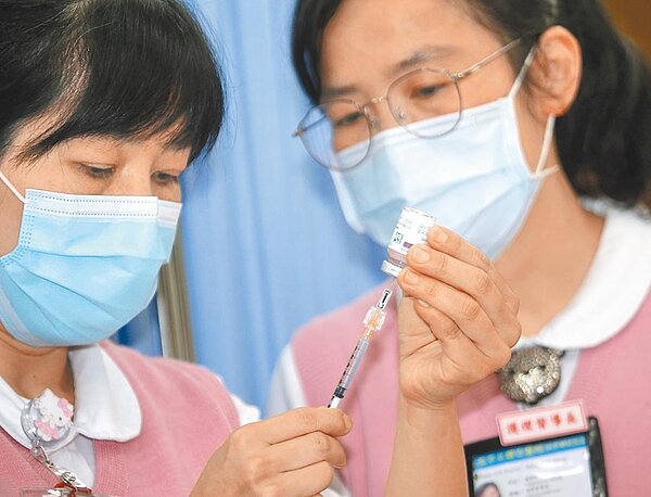 有鑒於台灣開放到第三類公費接種對象後,最新單日施打數僅1220人,指揮官陳時中坦言「打氣不旺」,圖為台北市和平醫院護理人員準備施打作業。(陳君瑋攝)