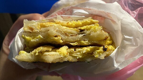 外酥內Ｑ的蔥油餅加蛋。圖／王若茵攝