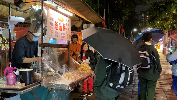 大排長龍的辛記蔥油餅店。圖／王若茵攝