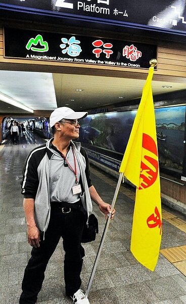 蔡桂清向鐵路局包郵輪式列車，帶里民出遊。圖／擷取自蔡桂清臉書