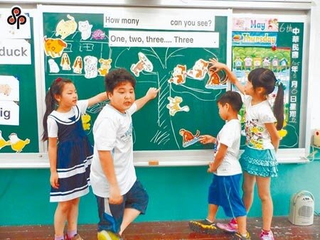 台北市教育局近年拓展雙語學校,預估110學年度能有51所中小學同步實施,達全市中小學的4分之1,但議員汪志冰擔心師資無法到位,恐影響施教品質。圖/中時報系資料照