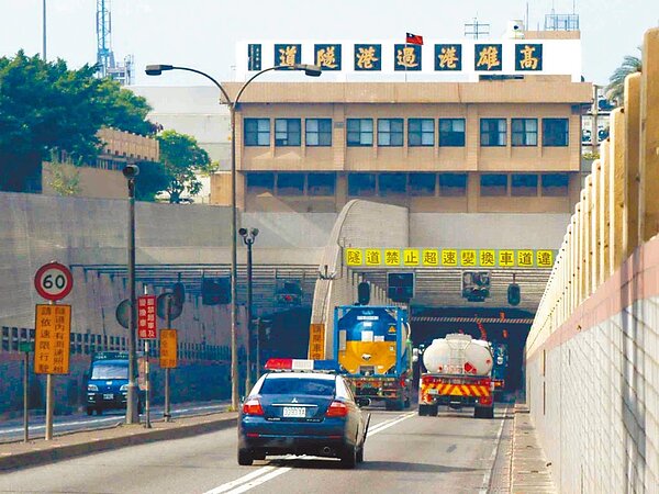 旗津過港隧道已服務37年,未來恐無法滿足運量。立委賴瑞隆爭取第2期旗津過港隧道,台灣港務公司已核定可行性研究。(立委賴瑞隆提供/柯宗緯高雄傳真)