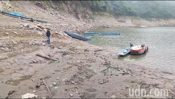 石門水庫水位雨直下降，仙島碼頭已經成了淤泥地。記者鄭國樑／攝影 