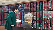 台股站上「萬七」　寫兩紀錄