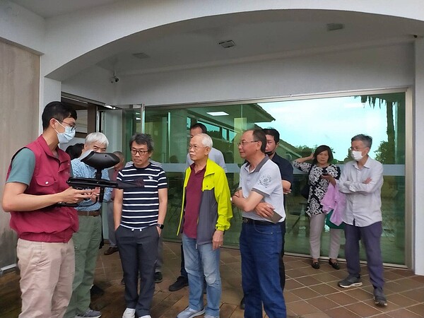 動保處對華特社區進行漆彈槍教學示範。圖/新北市動保處提供