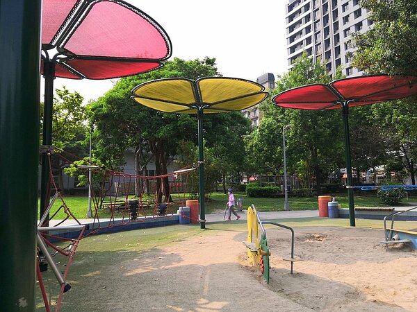 榮星花園遊樂場有花朵造型的遮陽板。圖/吳佳燕攝