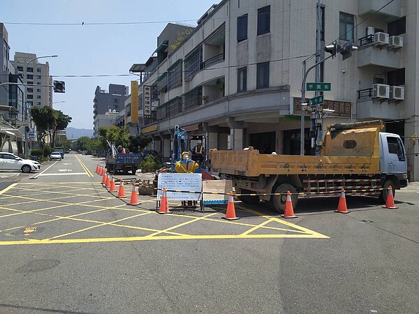 台中市大里區甲園街一處社區大樓地下室因自來水管破管積水。圖／江和樹提供
