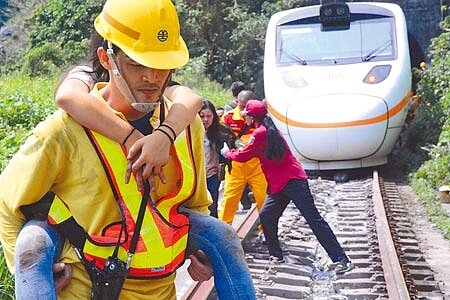 台鐵408次太魯閣號4月2日發生嚴重事故,各區搜救隊前往災區馳援。(本報資料照片)