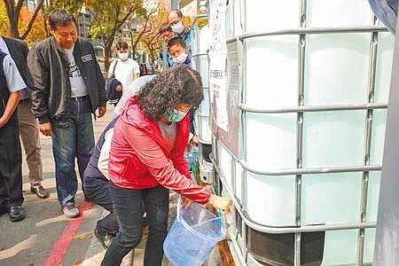 台中市勤美之森工地地下水質,經大腸桿菌群等68項分析檢驗,水質堪稱良好,提供取水點供當地居民取用。(盧金足攝)