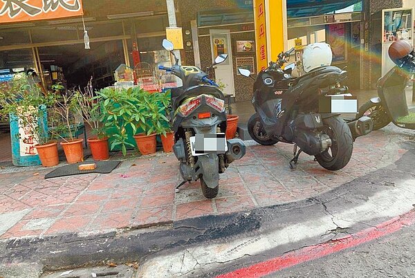 高雄市三民區一位郭姓檢舉人,今年1到3月向警方檢舉了8300多件汽機車違停,引發當地里長及民眾反彈。(翻攝畫面/洪浩軒高雄傳真)