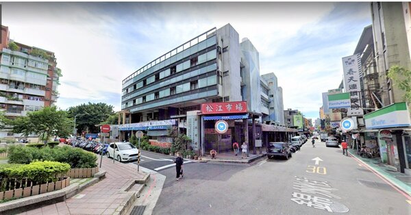松江市場擁有優秀的生活機能，且住宅均價59.3萬，以中山區來說相對親民，因此受到許多自住者青睞。圖／翻攝Google Map
