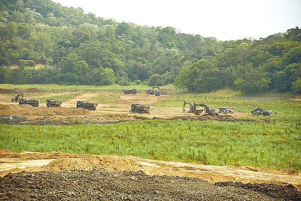 苗栗縣明德水庫目前正由陸軍第六軍團53工兵群協助清淤工程,國軍負責下游較艱鉅的區段,將清理10萬立方公尺底泥。(苗栗縣政府提供/陳育賢苗栗傳真)