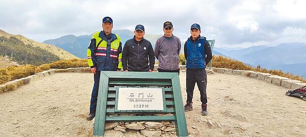 石門山標高3237公尺的標示牌疑被登山客坐垮,引發眾怒,太魯閣國家公園管理處、保七第九大隊16日派員修復,呼籲遊客愛惜公物。(保七第九大隊提供/王志偉花蓮傳真)