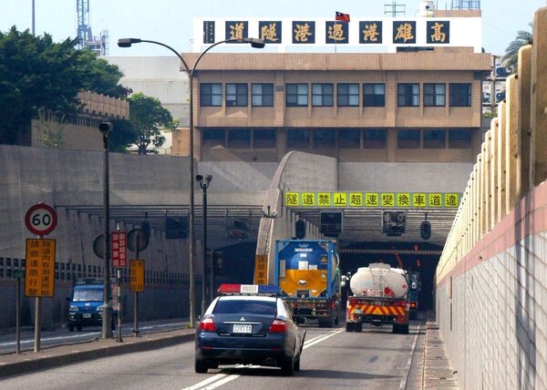 高雄港過港隧道目前大車、小車共用車道，高雄市交通局要以兩年評估第二條過港隧道的可行性。圖／立委賴瑞隆提供