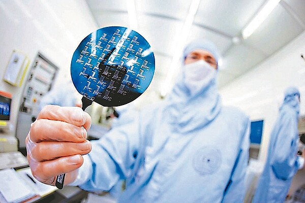 彭博資訊報導,最新研究報告指出,兩大半導體製造國台灣與南韓已顯露「荷蘭病」症狀。圖/聯合資料照