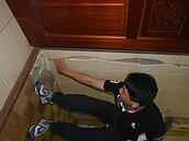 岡山大樓工地日夜施工　居民抗議噪音擾人住家地層下陷