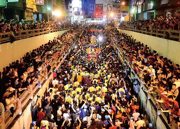大甲媽祖教師研習團成立20年,紀錄遶境點滴,彰化民生地下道人潮洶湧,人人都有踏上遶境的故事。圖/大甲媽祖教師研習團提供