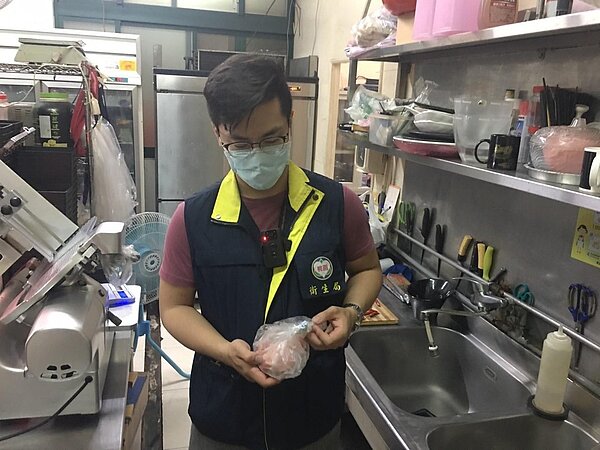 桃園市衛生局統計,自1月1日起桃園有5件美豬,皆未檢出萊劑,圖為抽驗示意圖。圖/市府衛生局提供