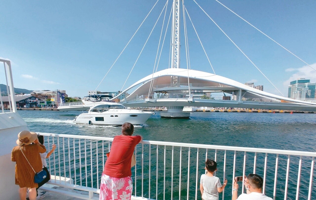 船舶過橋 景象不再 大港橋啟動之初,曾有遊艇業者進入內側水域繞行一周,但後來港務公司發文禁止,船舶駛過大港橋旁的景象不再。記者蔡容喬/攝影