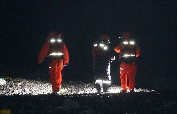 軍方後續搜救重點鎖定的南仁漁港周邊,當地礁岩盤及岩縫太多,挑戰相當大,直到26天後才找到殉職的潘穎諄遺體。本報資料照片