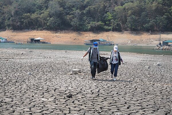 日月潭水位持續探底,潭底淤泥乾涸龜裂,乾旱景象引起熱烈討論。圖/魚池鄉公所提供