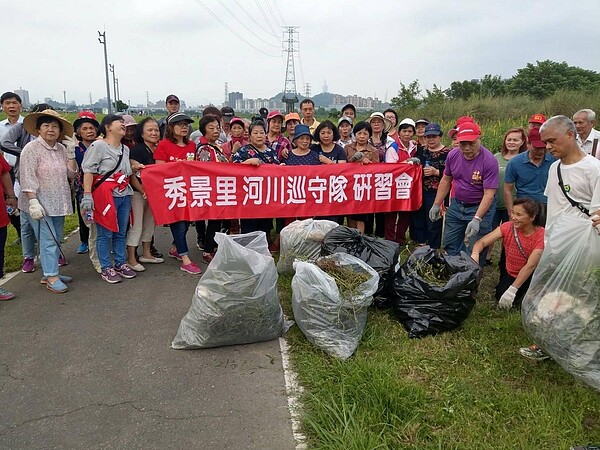 秀景里河川巡守隊的合照。圖／李淙河里長提供