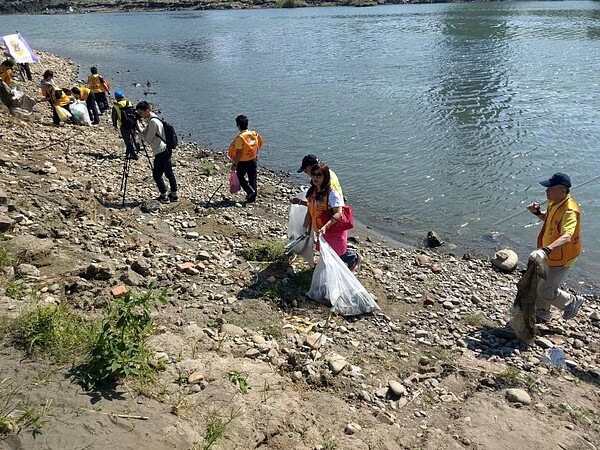 河川巡守隊隊員們維護新店溪的環境將垃圾撿起。圖／李淙河里長提供